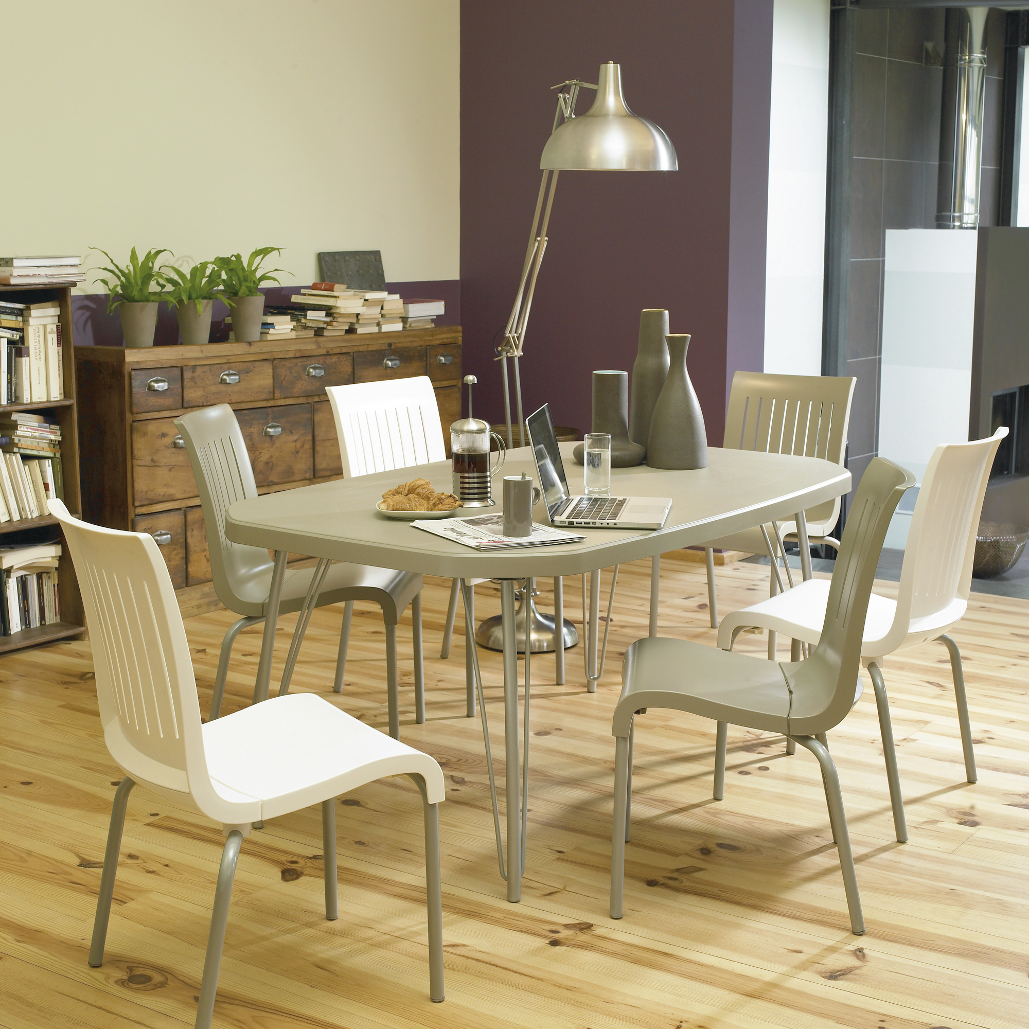 Table FL taupe + 4 chaises Grosfillex