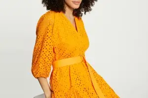 Robe courte trapèze brodée RFLAM Morgan orange : Une pièce féminine et élégante