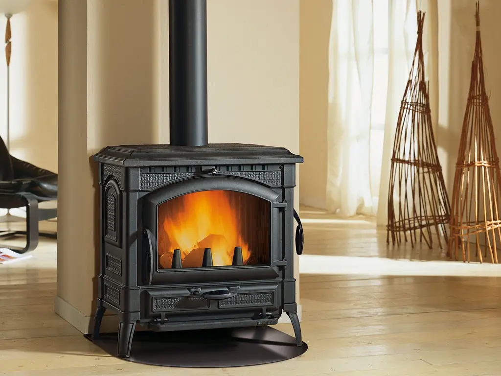 Poêle à bois ISETTA EVO Foyer Fonte 11.9 kW, Rdt: 82% de NORDICA EXTRAFLAME