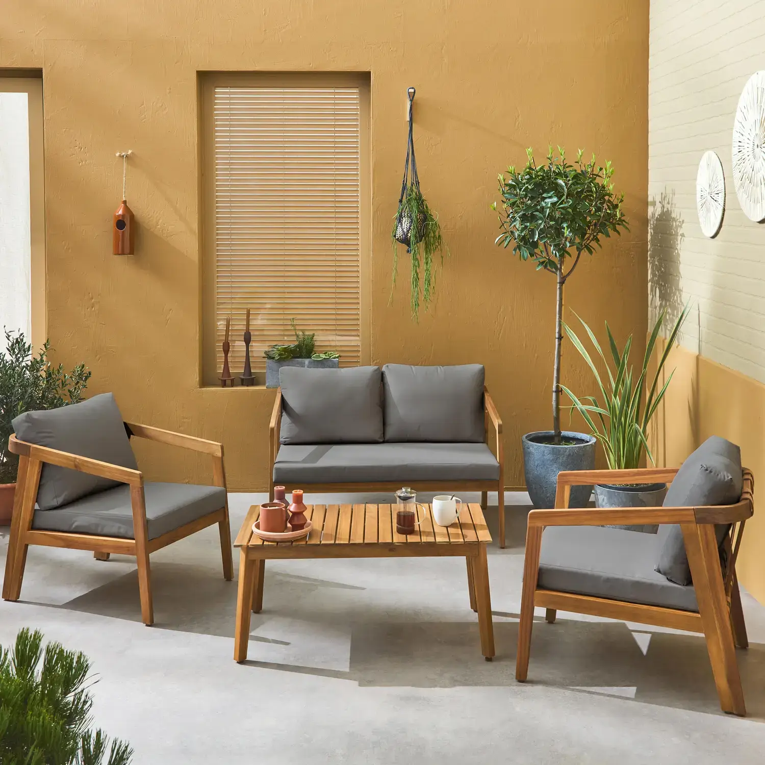 Salon de jardin LOBERIA 4 places bois d'acacia et cuir gris chez Maisons du Monde : Élégance vintage & confort irrésistible