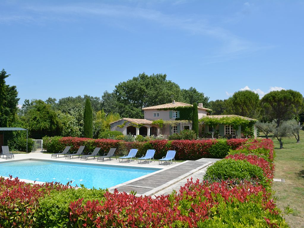Location vacances villa Eygalières: Piscine (grillage de protection pour les enfants dans la haie).