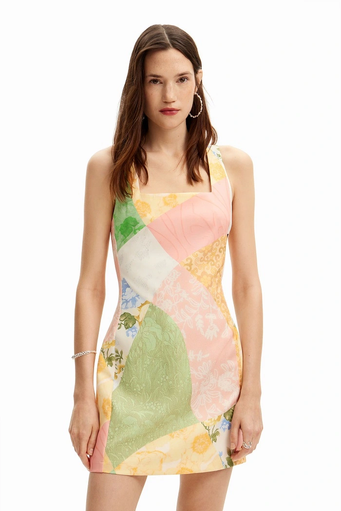 Robe courte Femme Desigual à motif floral patchwork : Un style bohème et coloré