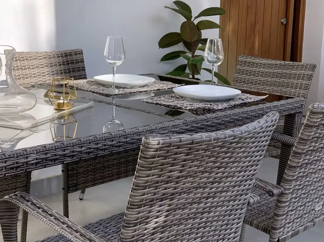 Ensemble FORMENTERA Table et chaises d'extérieur 6 Places taupe Rotin synthétique - Maisons du Monde