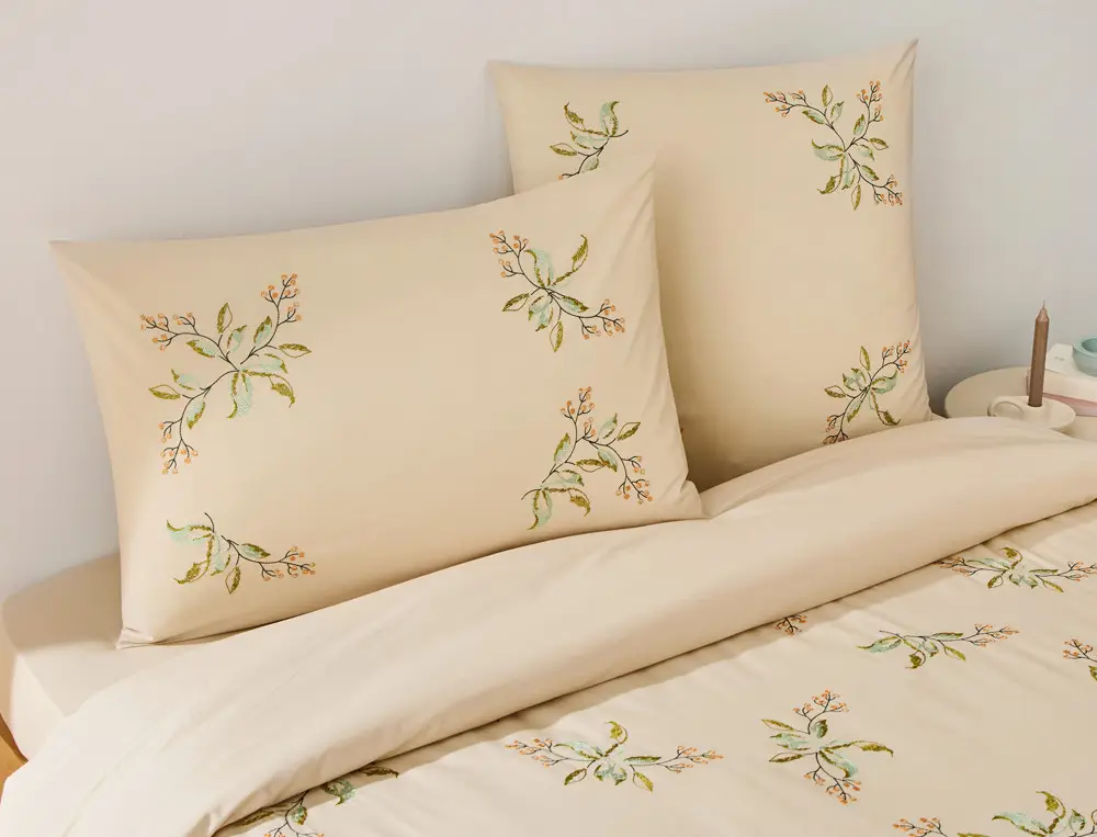 Linge de lit HERBARIUM uni beige brodé de délicats motifs végétaux multicolores - Linvosges