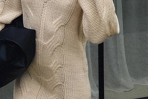 Robe mi-longue en maille torsadée Rianne Meijer x NA-KD Crème