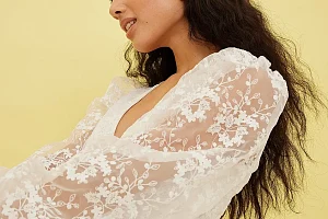 Robe mini à broderie fleurie Curated Styles NA-KD Blanc